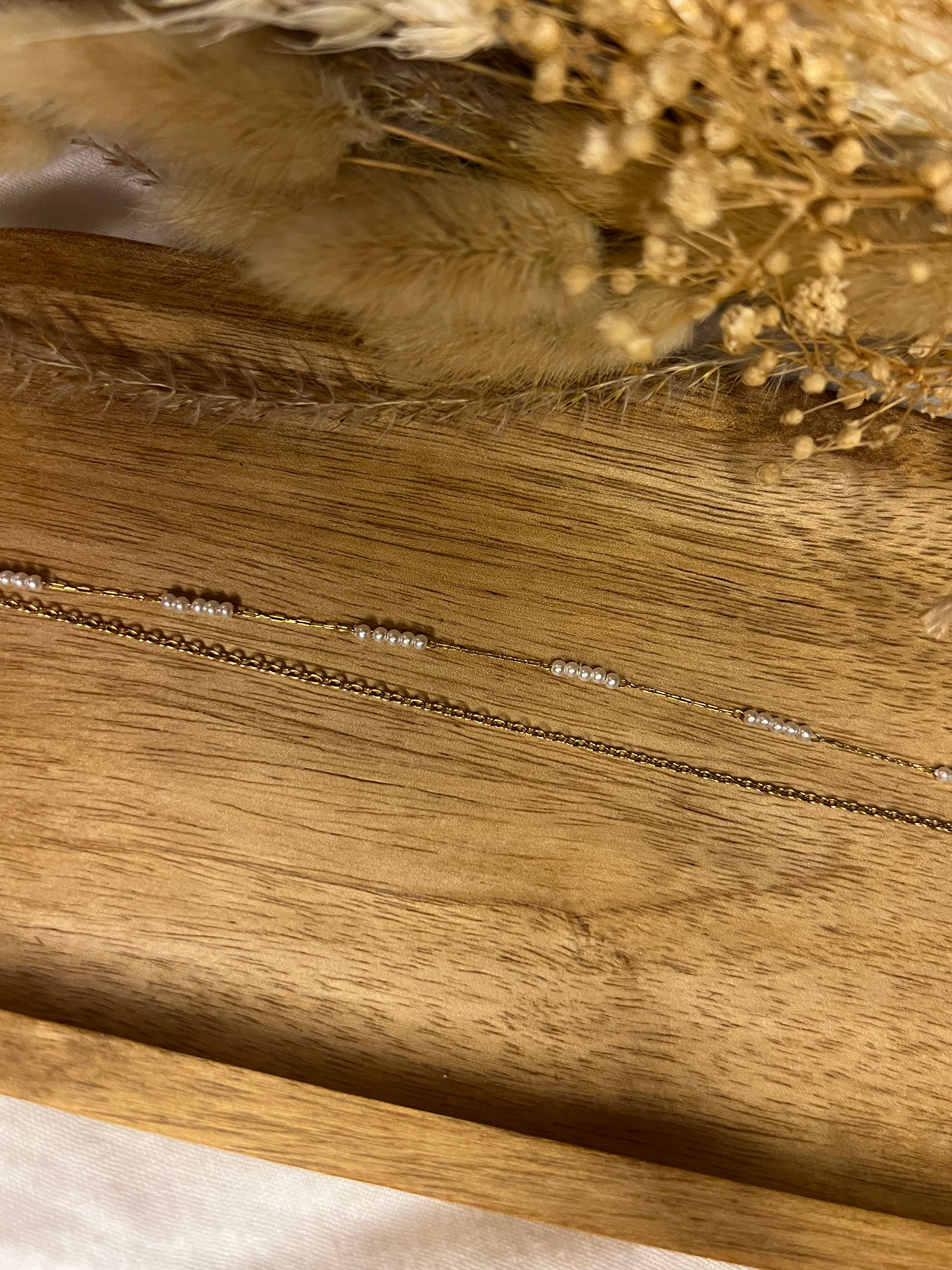 Bracelet double chaînes et perles blanches