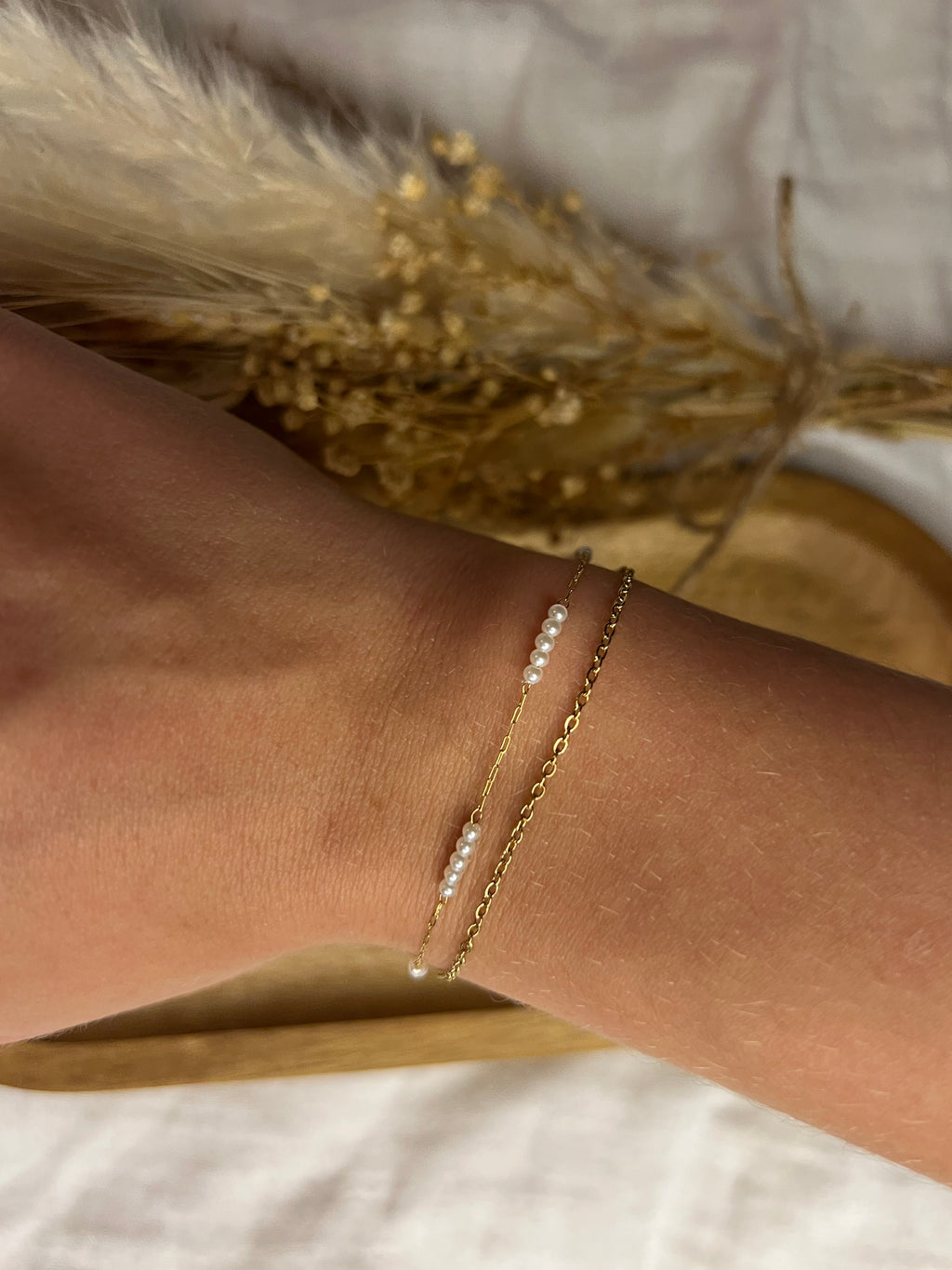 Bracelet double chaînes et perles blanches